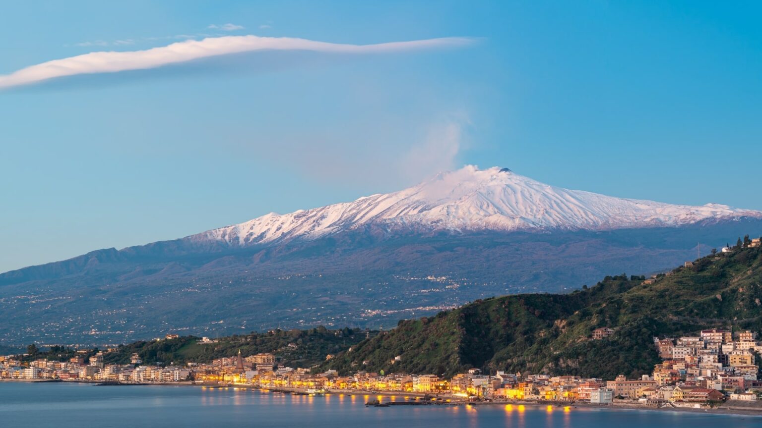 citta del catanese ai piedi dell etna