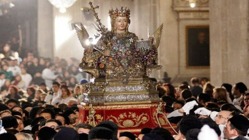 Devoti in processione durante la Festa di Sant’Agata a Catania.