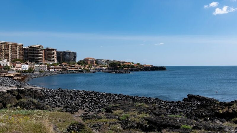 Passeggiata sul lungomare di Catania con vista sul mare.