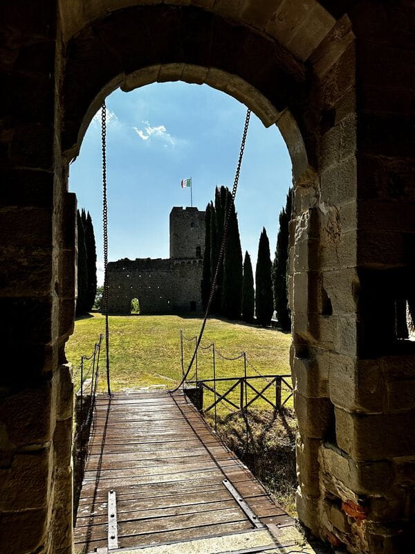 Torre delle Prigioni del Castello di Romena vista attraverso la postierla della fortezza medievale.
