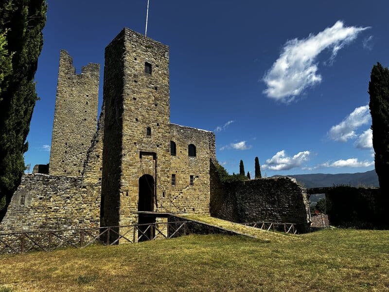 Vista laterale del Castello di Romena con le mura medievali e la postierla con ponte levatoio.