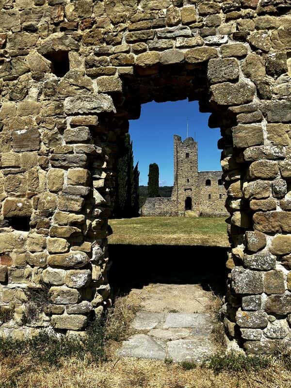 Torre delle Prigioni del Castello di Romena vista attraverso la postierla della fortezza medievale.