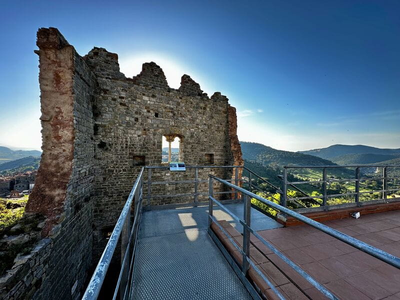 Camminamento sopra le mura della rocca di Campiglia Marittima con affaccio sul mare, uno dei luoghi panoramici più suggestivi della Maremma