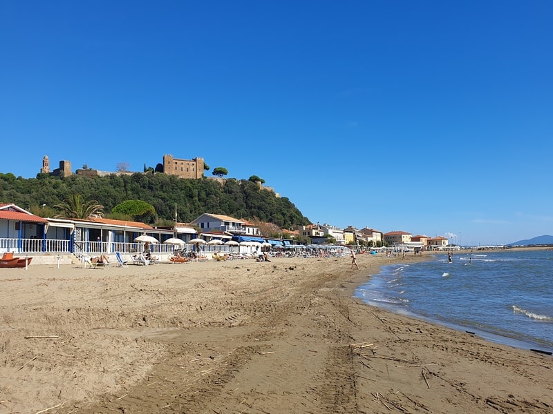 Il borgo di Castiglione della Pescaia visto dalla spiaggia, tra i luoghi imperdibili per chi cerca cosa vedere in Maremma tra mare e storia