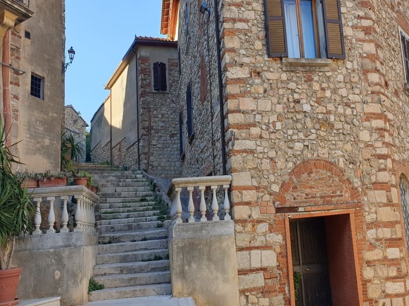 Scalinata antica nel centro storico di Gavorrano, circondata da edifici in pietra, in un angolo autentico dell’entroterra maremmano