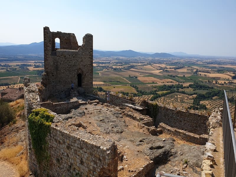 Veduta panoramica sulle colline maremmane dalla rocca di Montemassi, tra i paesaggi più iconici dell’entroterra