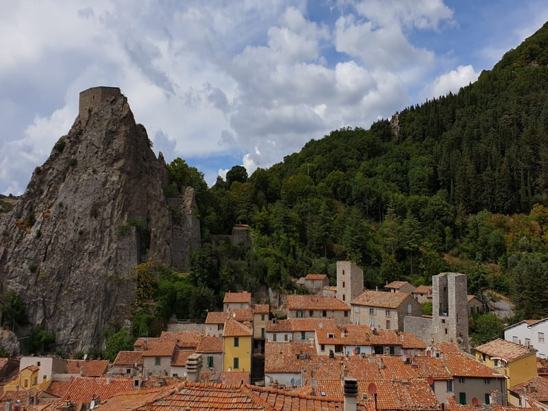Panoramica sul borgo di Roccalbegna con la rocca su una rupe e tetti rossi, un esempio unico di borgo medievale maremmano