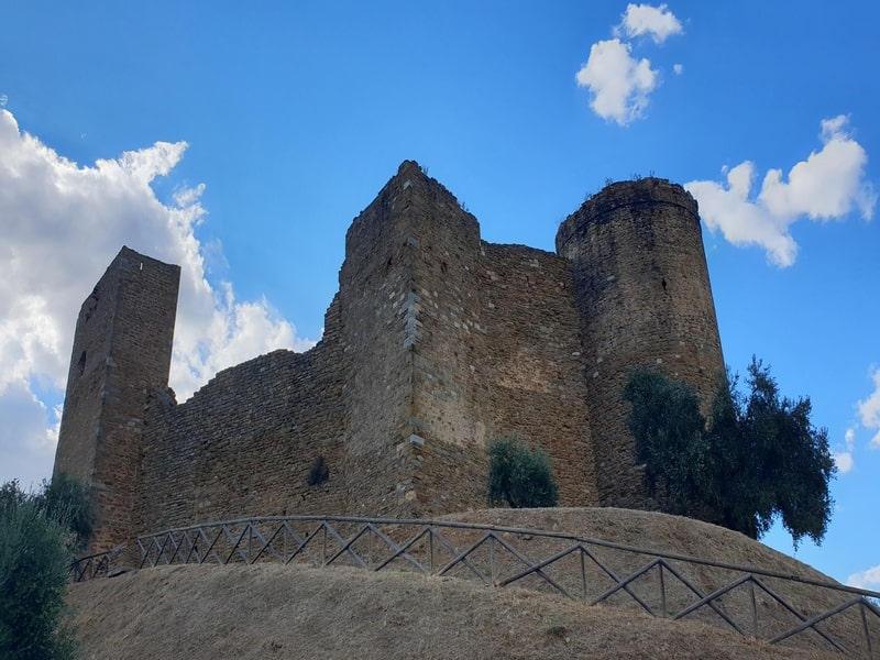 Le mura imponenti della Rocca Pisana di Scarlino