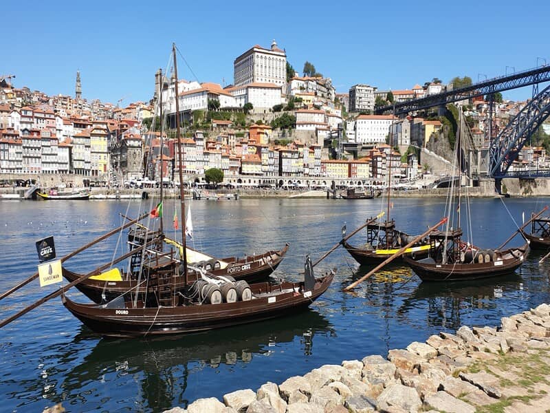 Barche di vino sul Douro a Porto, tappa imperdibile tra le città europee da visitare