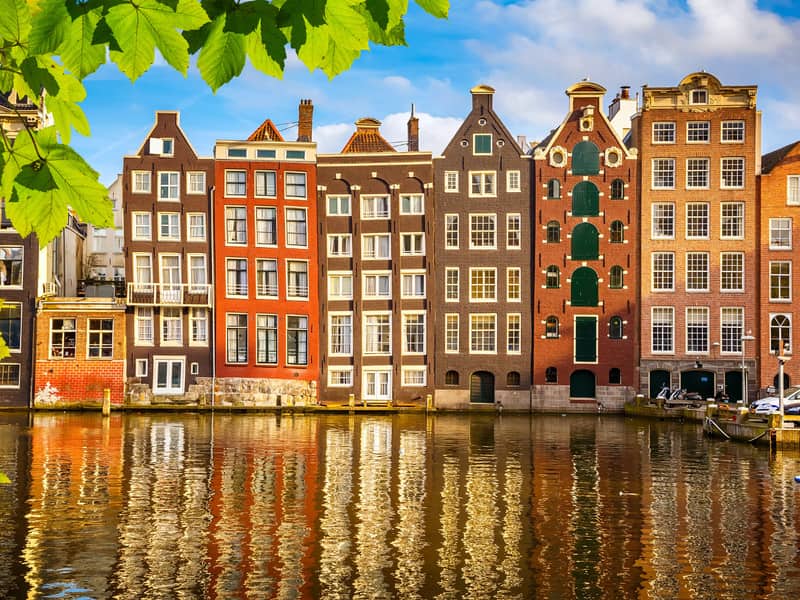 Un Canale di Amsterdam in piena giornata soleggiata, scorcio iconico tra le città europee da visitare