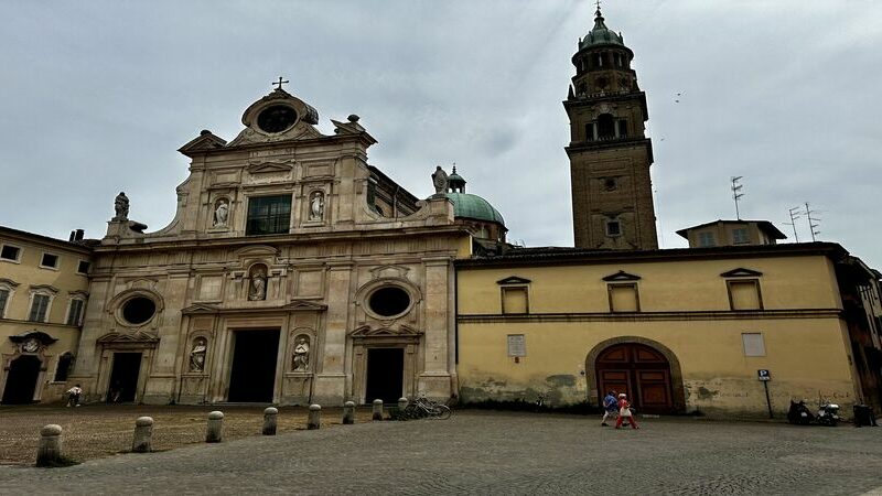 Vista panoramica della Chiesa di San Giovanni Evangelista con la torre campanaria, uno degli edifici religiosi più affascinanti da includere tra cosa vedere a Parma in un giorno