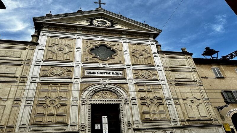 La facciata della Chiesa di Santa Teresa del Bambin Gesù, punto di partenza ideale per iniziare a esplorare cosa vedere a Parma in un giorno