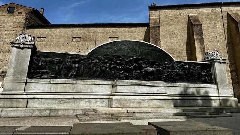 Monumento a Giuseppe Verdi in Piazza della Pace, tributo al celebre compositore e simbolo del legame tra Parma e la musica