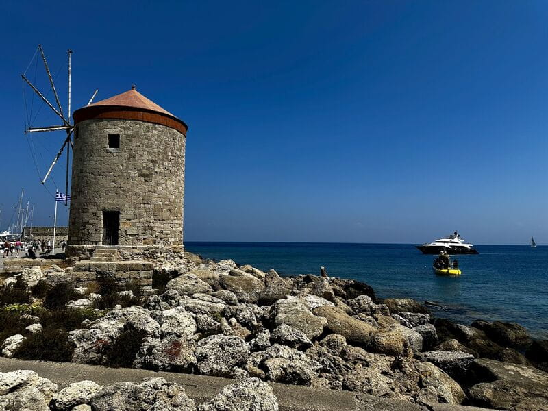 Mulino a vento sul porto di Rodi, tra le città europee da visitare in estate per bellezza e autenticità