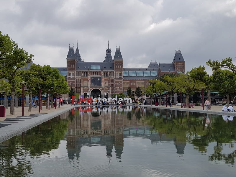 Museumplein ad Amsterdam con vista sul Rijksmuseum in una brutta giornata primaverile