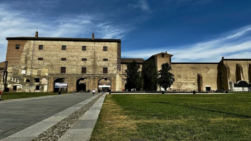 Il Palazzo della Pilotta fotografato da lontano, uno dei complessi museali più importanti da esplorare tra cosa vedere a Parma in un giorno.