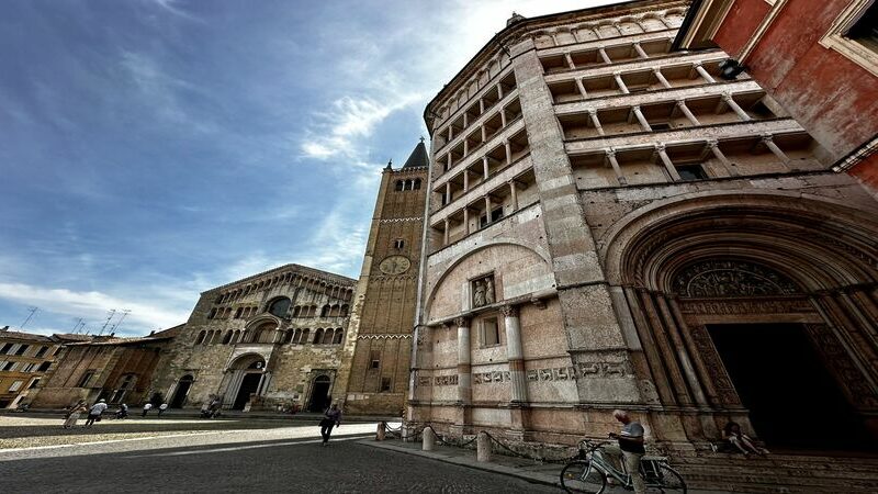 Veduta di Piazza Duomo a Parma con la Cattedrale e il Battistero, uno dei luoghi simbolo della città.