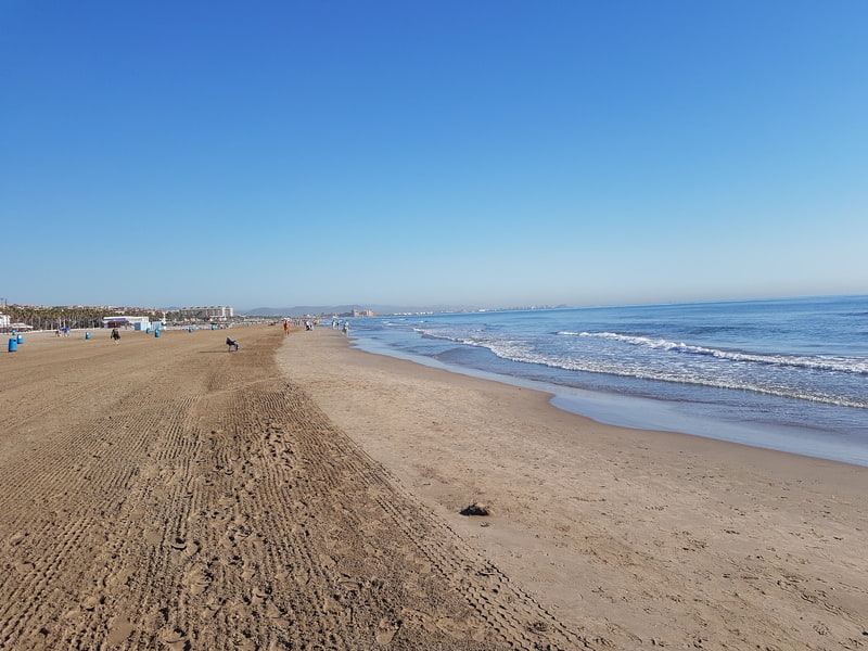 Spiaggia della Malvarrosa, tra le mete preferite tra le città europee da visitare in estate