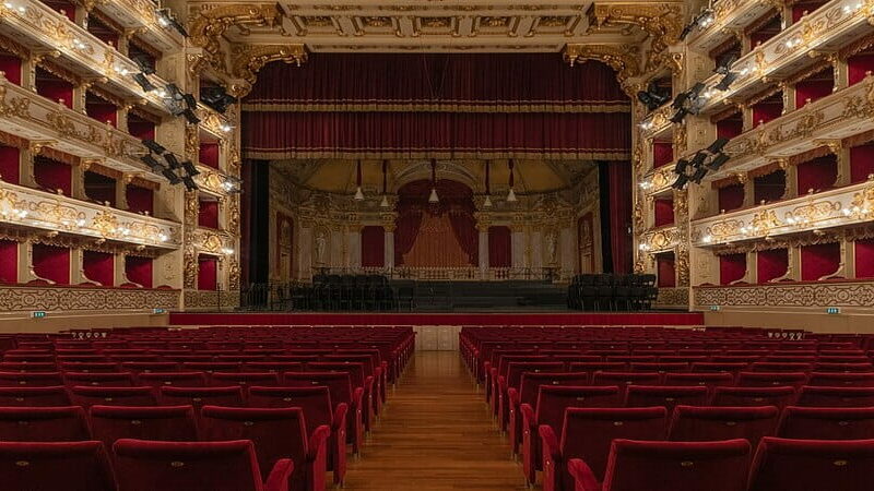 Il palco del Teatro Regio di Parma, uno dei luoghi più iconici da visitare per gli amanti dell’opera e tra le tappe imperdibili di cosa vedere a Parma in un giorno
