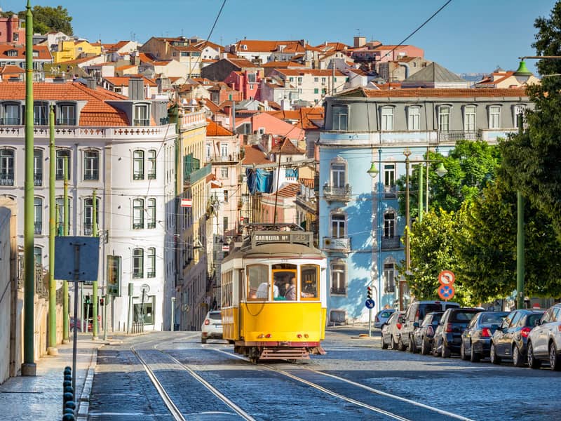 Tram 28 nel quartiere Alfama di Lisbona, tra salite e case colorate