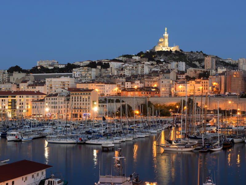 Vieux-Port di Marsiglia alla sera, con le barche ormeggiate e le facciate degli edifici della città
