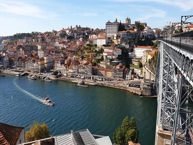 Vista su Porto dal ponte Dom Luís I, con la Ribeira e il fiume Douro