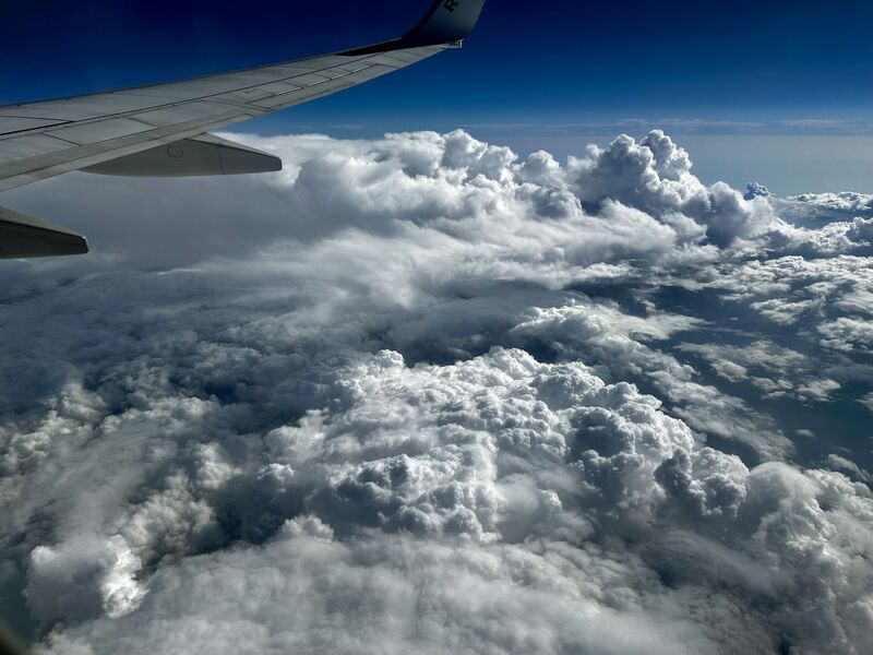 Veduta dal finestrino dell’aereo durante un volo verso le città europee da visitare in estate