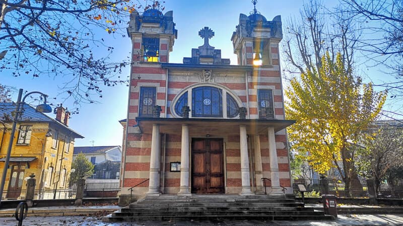 La Chiesa di Santa Elisabetta, una delle pochissime chiese al mondo in stile Torino liberty, cuore del Villaggio Leumann.