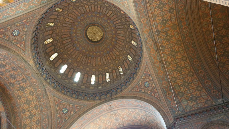 Cupola interna della sinagoga di Firenze con motivi geometrici e arabeschi che riflettono lo stile moresco ottocentesco.
