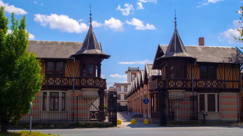 L’ingresso del Villaggio Leumann, un progetto sociale unico che racconta una Torino insolita e visionaria.